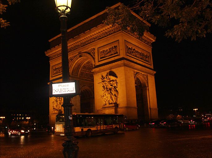 صورة لساحة النصر في باريس ليلا_ الجزيرة نت