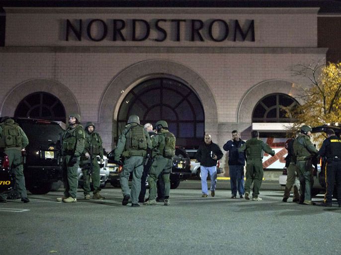 Paramus, New Jersey, UNITED STATES : PARAMUS, NJ - NOVEMBER 04: Law enforcement officials gather outside of Garden State Plaza Mall following reports of a shooter November 04, 2013 in Paramus, New Jersey. According to reports, police are still searching for an alledged gunman that opened fire inside the mall. There has so far been no reports of injuries. Kena Betancur/Getty Images/AFP== FOR NEWSPAPERS, INTERNET, TELCOS & TELEVISION USE ONLY ==