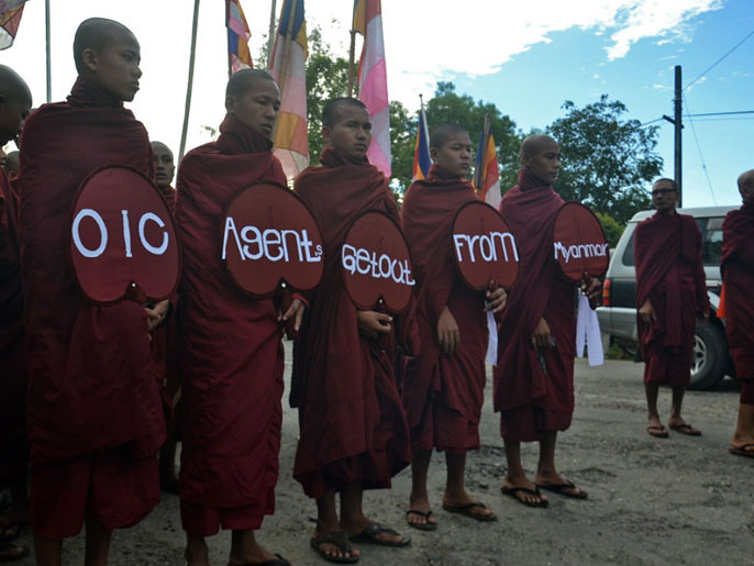 ‪البوذيون خرجوا في مظاهرات ضد زيارة وفد المنظمة للاجئي الروهينغا‬ البوذيون خرجوا في مظاهرات ضد زيارة وفد المنظمة للاجئي الروهينغا (الفرنسية)