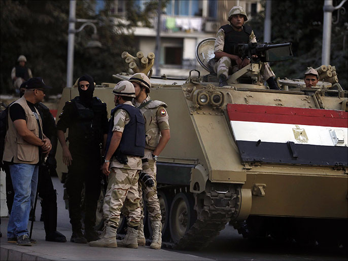 ‪قوات الجيش والشرطة انتشرت بمناطق عدة بالقاهرة تحسبا لأعمال عنف‬  (رويترز-أرشيف)