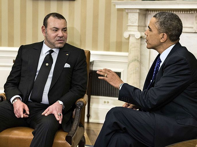 King Mohammed VI of Morocco (L) and US President Barack Obama talk before a meeting in the Oval Office of the White House November 22, 2013