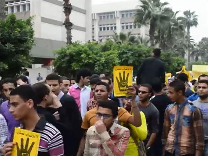 ‪مظاهرات في مصر بعد سريان قانون‬  (الجزيرة)
