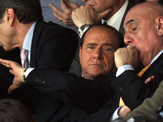 epa00712584 Milan's President and former Italian prime minister Silvio Berlusconi (l) chats with Milan's Vice-President Adriano Galliani (r) during the serie A soccer match Milan vs Roma in Milan Sunday 14 May 2006. EPA/MATTEO BAZZI