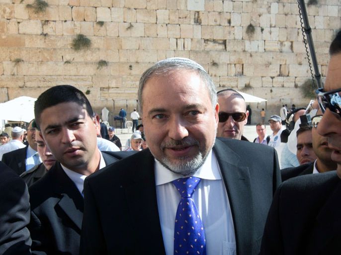 JER27 - JERUSALEM, -, - : Former Israeli Foreign Minister Avigdor Lieberman (C) visits the Western Wall after being acquitted for charges of corruption following his trial on November 6, 2013 in Jerusalem. Israel's cabinet on November 10, 2013 approved the reinstatement of Avigdor Lieberman as foreign minister nearly a year after he resigned to fight corruption charges. AFP PHOTO /MENAHEM KAHANA