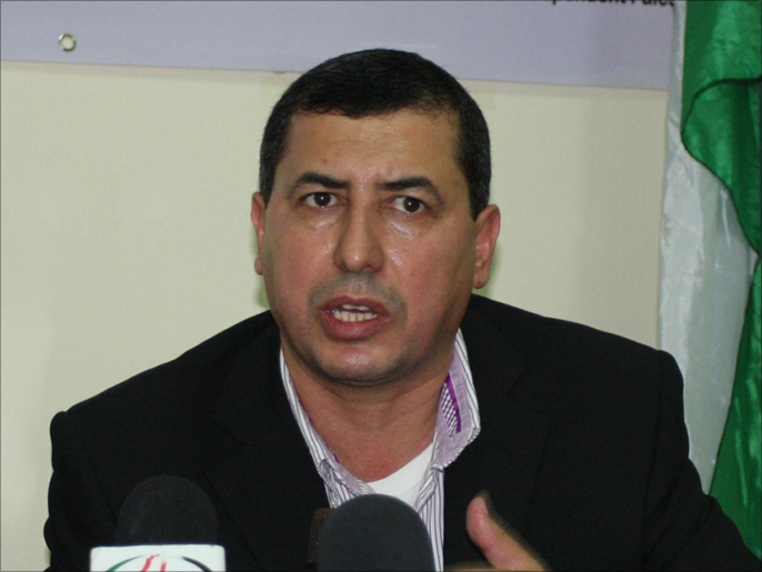 ‪مخيمر أبو سعدة: جرى توظيف موضوع الوقود سياسياً‬ (الجزيرة)