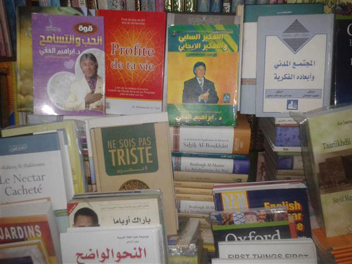 ‪المكتبات العربية تبيع بعض الكتب الدينية المترجمة إلى الفرنسية أو الإنجليزية‬ (الجزيرة)