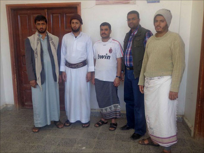 ‪شباب الثورة المعتقلون بالسجن المركزي بصنعاء ينتظرون الإفراج عنهم‬ (الجزيرة)