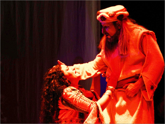 مشهد من مسرحية الرهيب لمنير العرقي (الجزيرة)