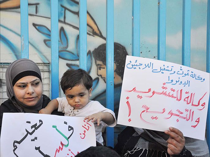 لاجئات عائدات من سوريا لغزة يعتصمن في وقت سابق أمام مقر أونروا