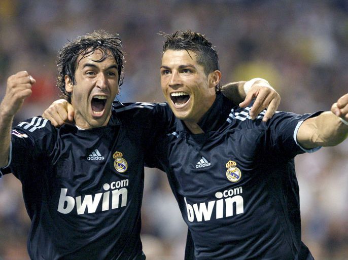 epa02130516 Real Madrid's forward Raul Gonzalez (L) celebrates with his Portuguese team-mate Cristiano Ronaldo after scoring the opening goal during the Spanish Primera Division soccer match between Real Zaragoza and Real Madrid at La Romareda stadium in Zaragoza, north-eastern Spain, 24 April 2010. EPA/JAVIER CEBOLLADA