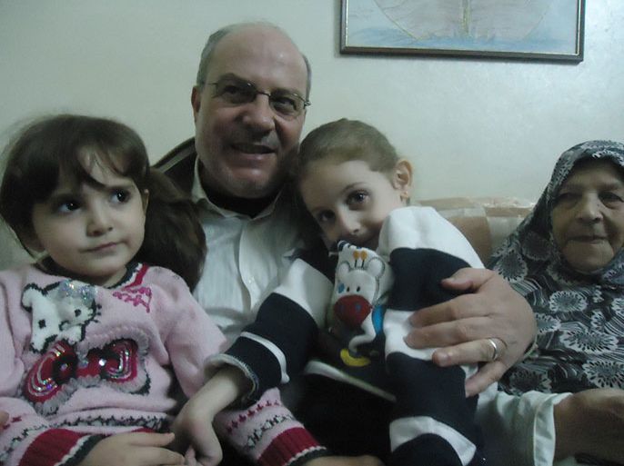 الدكتور محمد غزال يحتضن حفيداته عقب الافراج عنه من سجون الاحتلال- الجزيرة نت