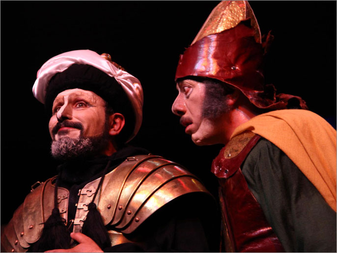 الممثلان جمال المداني والبشير الغرياني في مسرحية الرهيب (الجزيرة)