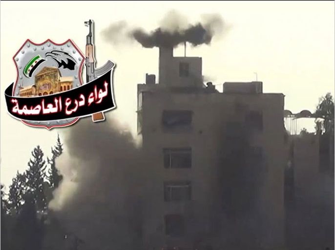 صور لمبنى عسكري دمره الثوار السوريون في حرستا