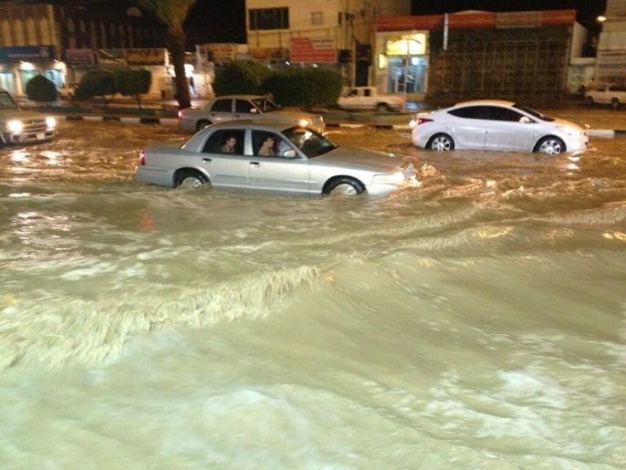 ‪الأمطار الأخيرة كشفت فشل شبكات تصريف السيول أو غيابها ببعض المدن‬ (الجزيرة)