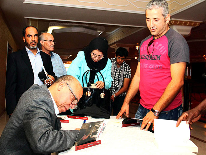 ‪المسماري أثناء توقيع كتابه لمعارفه وأصدقائه في طرابلس‬ (الجزيرة نت)
