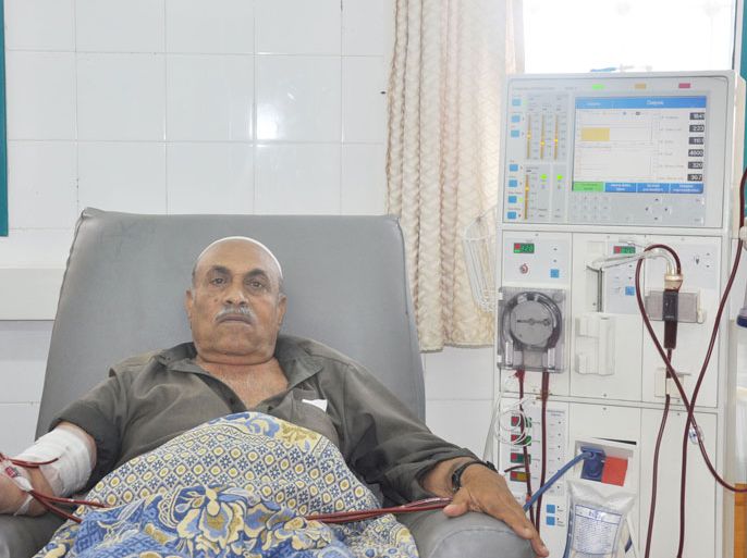 الحاج علي الشامي خلال جلسة غسيل للكلى في مجمع الشفاء الطبي بغزة
