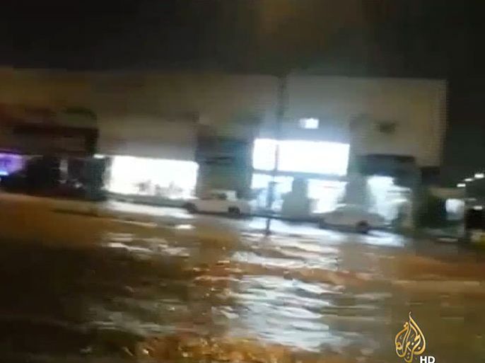 استنفار واسع لقطاعات الأمن والدفاع المدني في السعودية جراء الأمطار الغزيرة والسيول