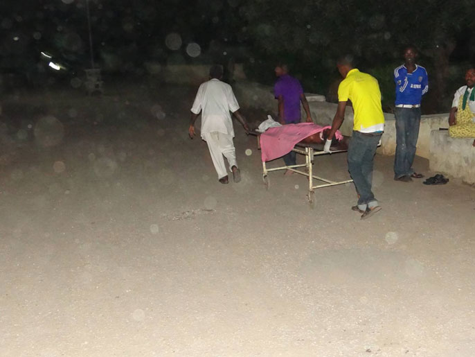 نقل مصاب في التفجير لتلقي العلاج بالمستشفى (الجزيرة نت)
