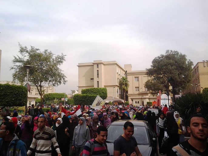 طلاب جامعة القاهرة نددوا بقانون التظاهر وممارسات سلطات الانقلاب (الجزيرة)