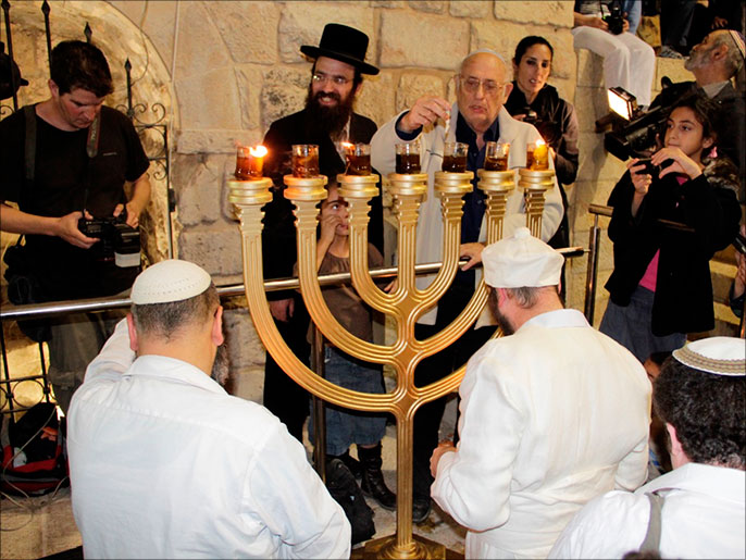 جماعات يهودية أضاءت الشمعدان قرب الأقصى (تصوير مؤسسة الأقصى)