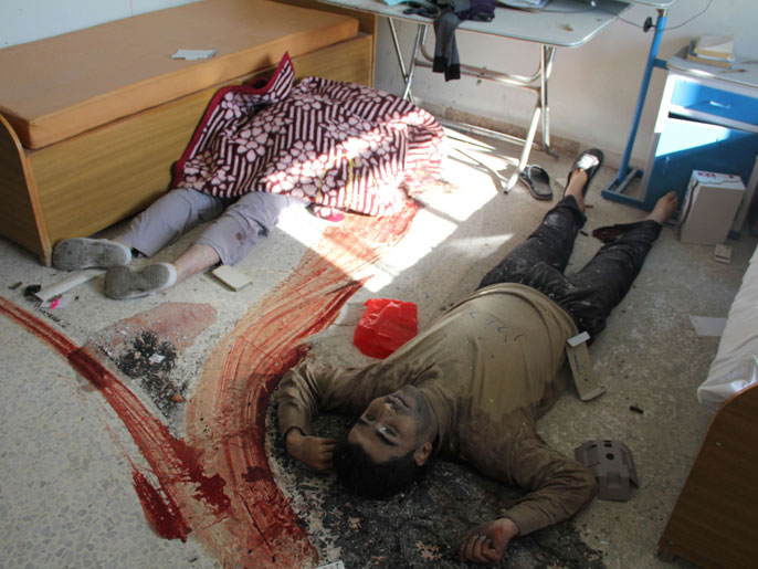 ‪قتيلان بمستشفى مدينة دير عطية بالقلمون التي استردتها القوات النظامية مؤخرا‬ (الفرنسية)