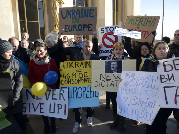 جالية أوكرانية نظمت وقفة بفرنسا تضامنا مع المعارضة (الفرنسية)
