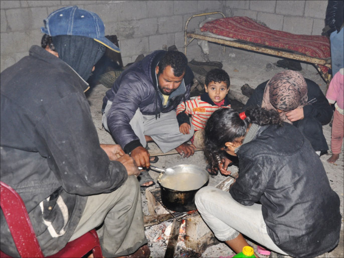 ‪الجزيرة)‬ عائلة تطهو طعامها على الحطب بعد غرق منزلها 