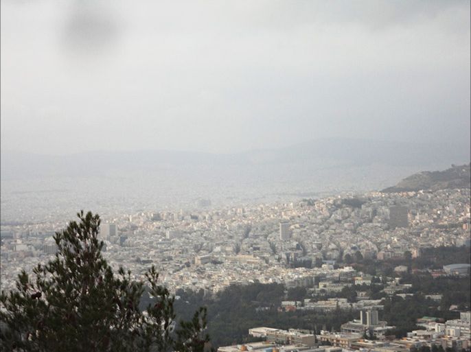 مأخوذة لمدينة أثينا من أحد الجبال المحيطة بها وتظهر في عمقها التلوث الحاصل في الجو