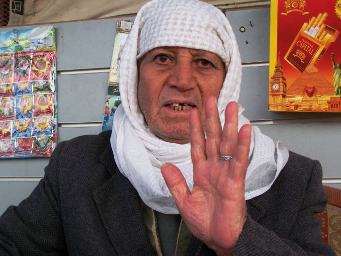 ‪الحاج عبد القادر بوعزيزة يزيد تكدس القمامة‬ من آلام ضيق التنفس الذي يعانيه (الجزيرة نت)