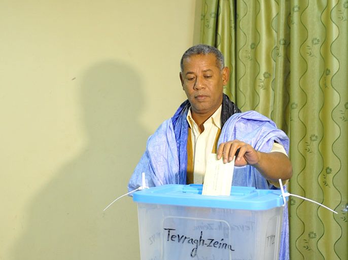 وزير الدفاع الموريتاني يدلي بصوته