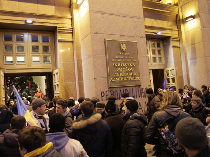 محتجون يقتحمون مبنى بلدية العاصمة كييف(الجزيرة نت)