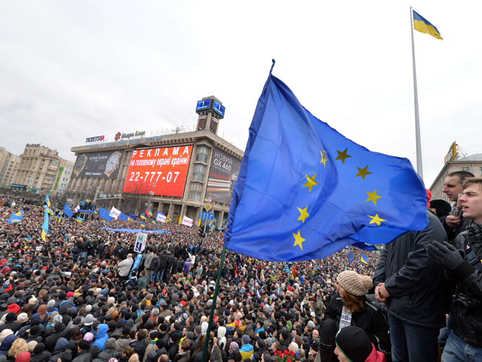 المتظاهرون رفعوا علم الاتحاد الأوروبي بساحة الاستقلال وسط كييف (الفرنسية)