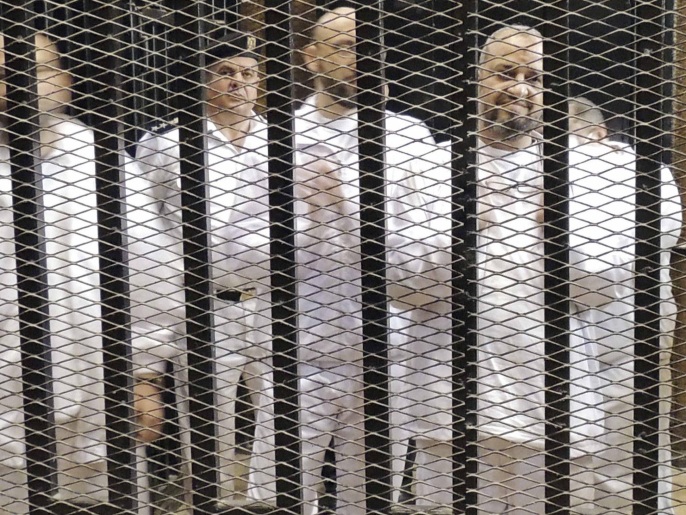 البلتاجي (يمين) وحجازي يحاكمان بتهمة اختطاف ضابط وأمين شرطة وتعذيبهما (رويترز-أرشيف)