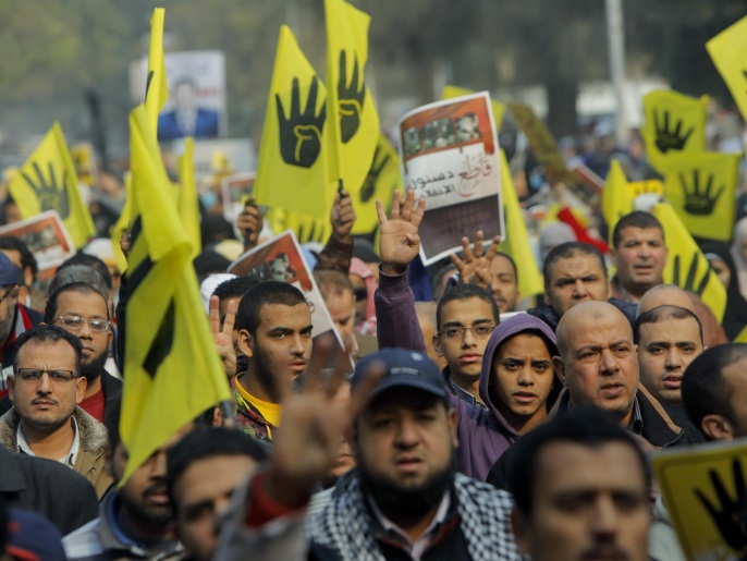 المتظاهرون رفعوا شعار رابعة وصورا لضحايا مجازر الاعتصامات (أسوشيتد برس)