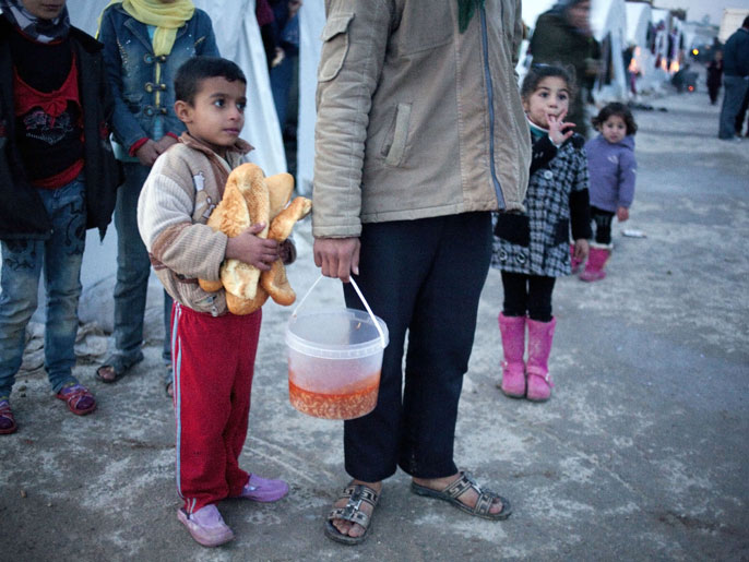 ‪‬ نازحون سوريون بمعسكر للإيواء خارج مدينة عزاز قرب الحدود التركية(الأوروبية)