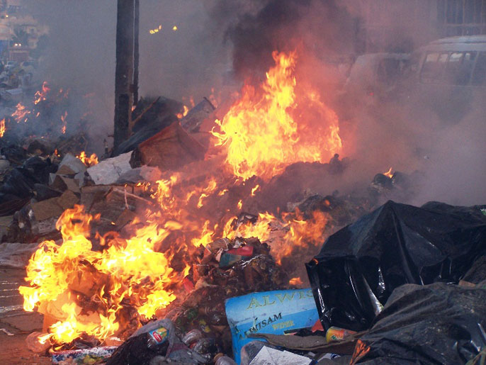 حرق القمامة في الشوارع ينذر بمخاطر صحية (الجزيرة نت)