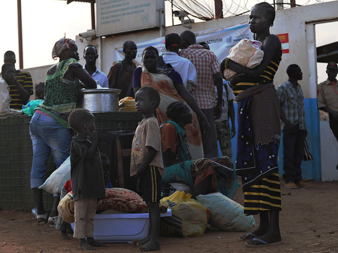 مواطنون بجنوب السودان يلتجؤون إلى مقر للأمم المتحدة في جوبا (الفرنسية)