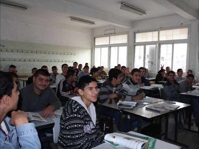 مشهد لطلبة التربية الوطنية في الصف العاشر في مدرسة سليمان سلطان الثانوية