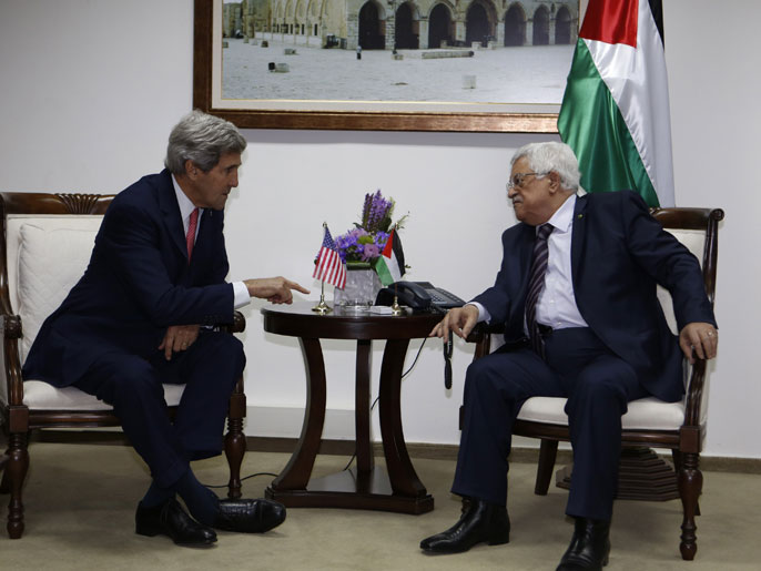 عباس (يمين) أثناء لقائه بكيري بين رفض احتفاظ إسرائيل بتواجد عسكري بالدولة الفلسطينية (الفرنسية)