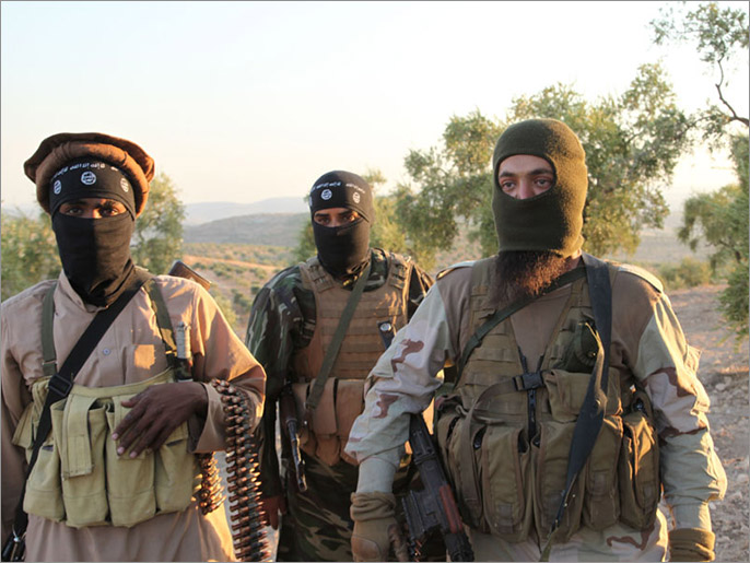 مقاتلون من الدولة الإسلامية في العراق والشام في وثائقي مدين ديرية (الجزيرة)