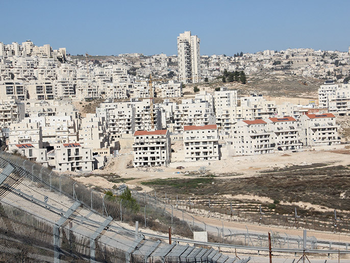 ‪عريقات طالب إسرائيل بإيقاف الأنشطة الاستيطانية قبل استئناف المفاوضات‬  (الجزيرة)