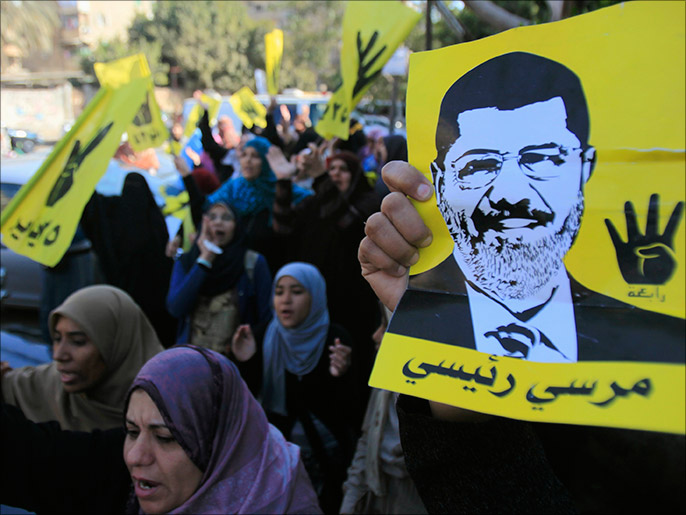 صورة مرسي وشعار رابعة أبرز ما يرفعه مناهضو الانقلاب بمظاهراتهم (رويترز-أرشيف)
