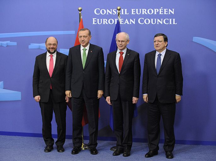Brussels, -, BELGIUM : President of the European Parliament Martin Schulz (L), European Council President Herman Van Rompuy (2ndR) and EU Commission President Jose Manuel Barosso (R) welcome Turkish Prime Minister Recep Tayyip Erdogan (2ndL) prior to their meeting on January 21, 2014 at the EU Headquarters in Brussels. AFP PHOTO/JOHN THYS