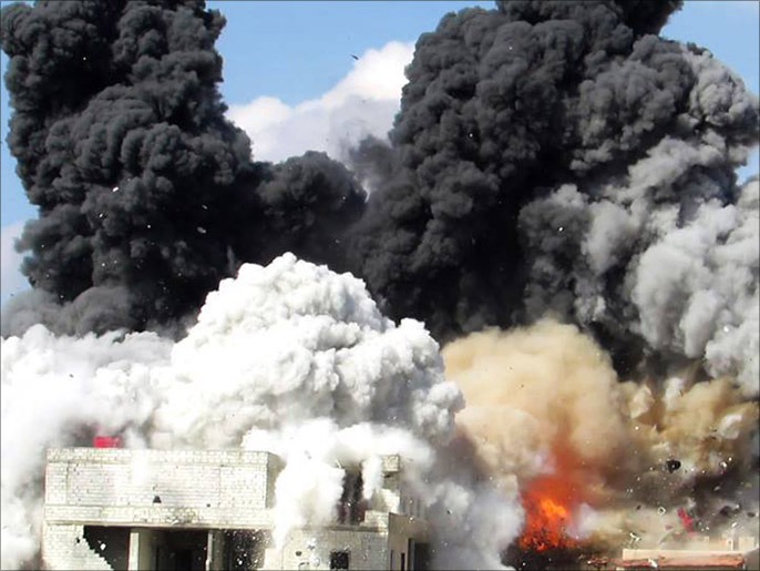 ‪القصف بالبراميل المتفجرة أحدث تدميرا واسعا في مدينة داريا المحاصرة‬ (الجزيرة)