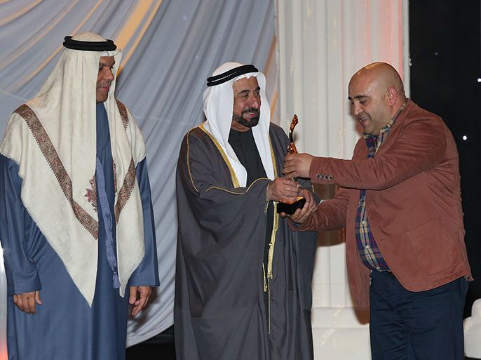 المخرج التونسي جعفر القاسمي يتسلم جائزة أفضل مسرحية عربية لسنة من مهرجان المسرح العربي بالشارقة