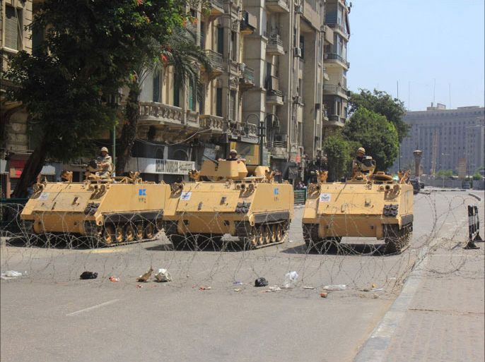 دبابات الجيش ترابط في مدخل ميدان التحرير منذ عزل مرسي - بعد ثلاث سنوات ..ثورة 25 يناير لم تحقق ما قامت من أجله