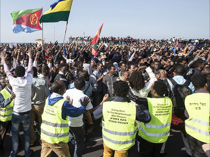 Thousands of African asylum seekers march to several Western embassies in the Mediterranean coastal city of Tel Aviv on January 6, 2014, in the second day of mass protests against Israel's immigration policies. The migrants, primarily from Eritrea and Sudan, marched to the embassies, calling for help in the face of Israel's refusal to give them refugee status and its detention without trial of hundreds of asylum seekers. AFP PHOTO / JACK GUEZ