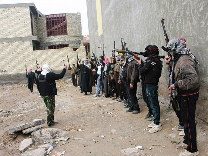 مسلحون من القبائل يتجمعون بأحد شوارع الفلوجة (رويترز)