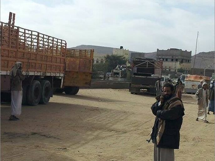 عشرات الشاحنات شوهدت أمس في دماج تقل العديد من الاسر لنقلهم إلى مناطق متفرقة من اليمن (الجزيرة نت)6