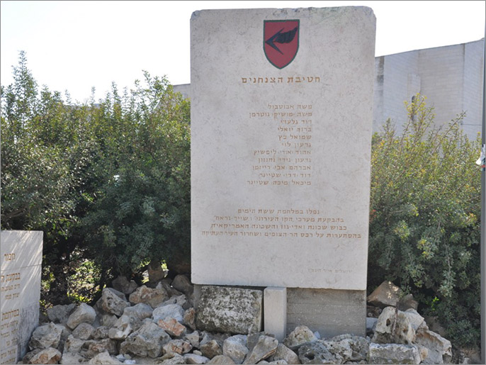 نصب تذكري لوحدة المظليين بجيش الاحتلال الإسرائيلي بقلب حي الشيخ جراح (الجزيرة)
